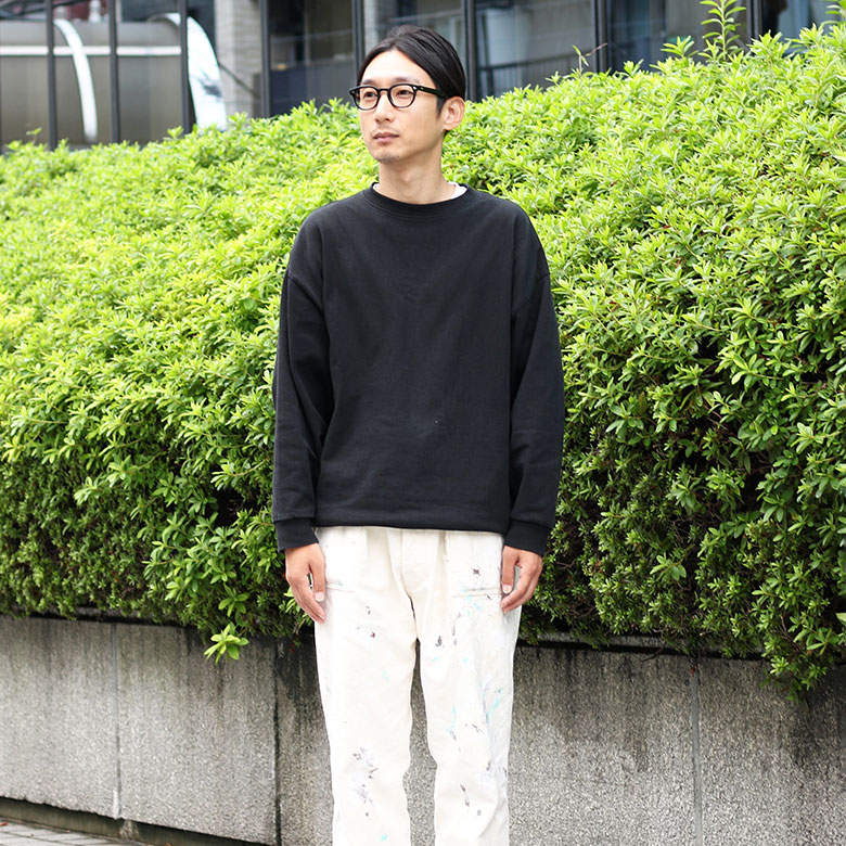 ペイントパンツに黒ぶちフレームで魅せる大人カジュアル。