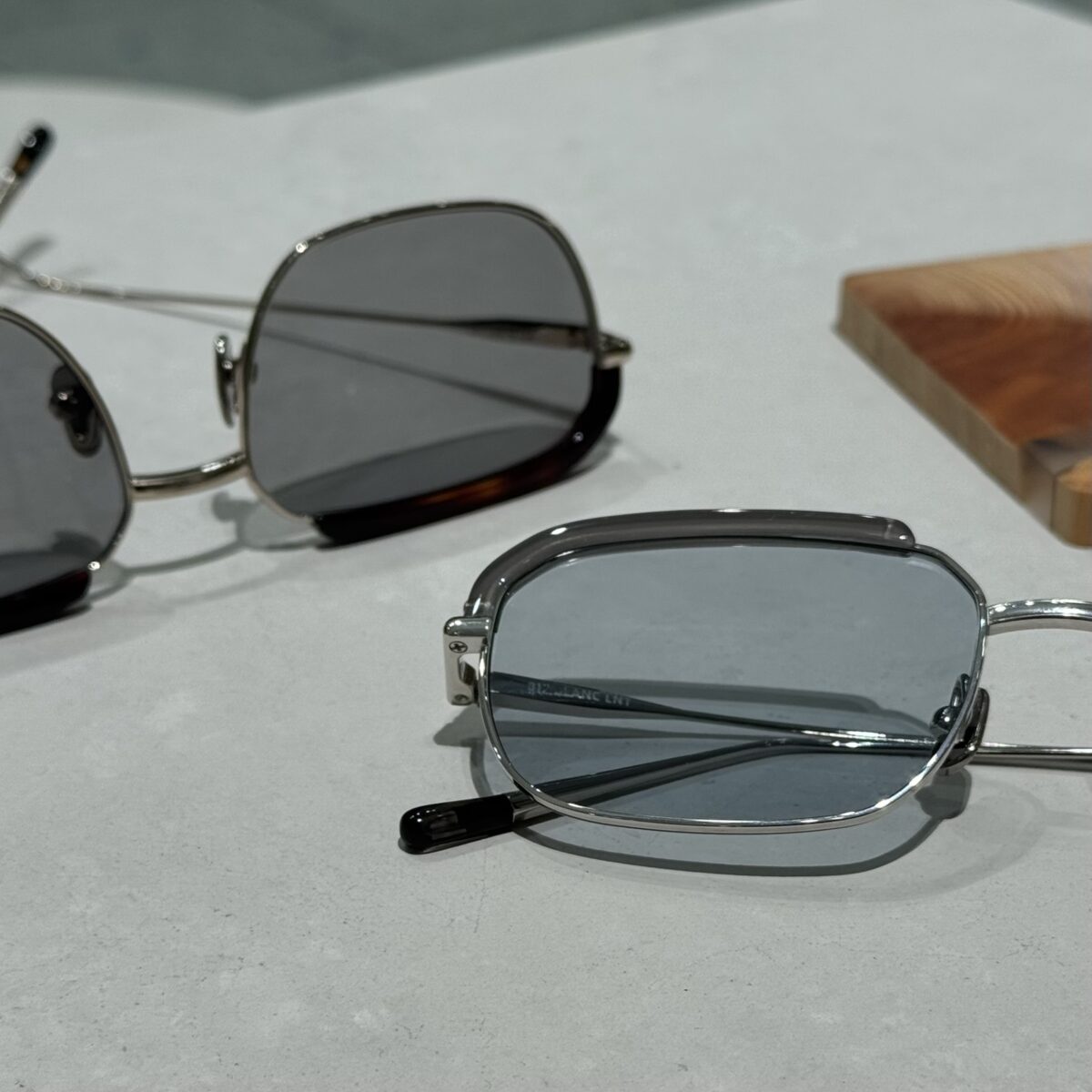 アセテートのブローパーツが付いたサングラス“BE016”