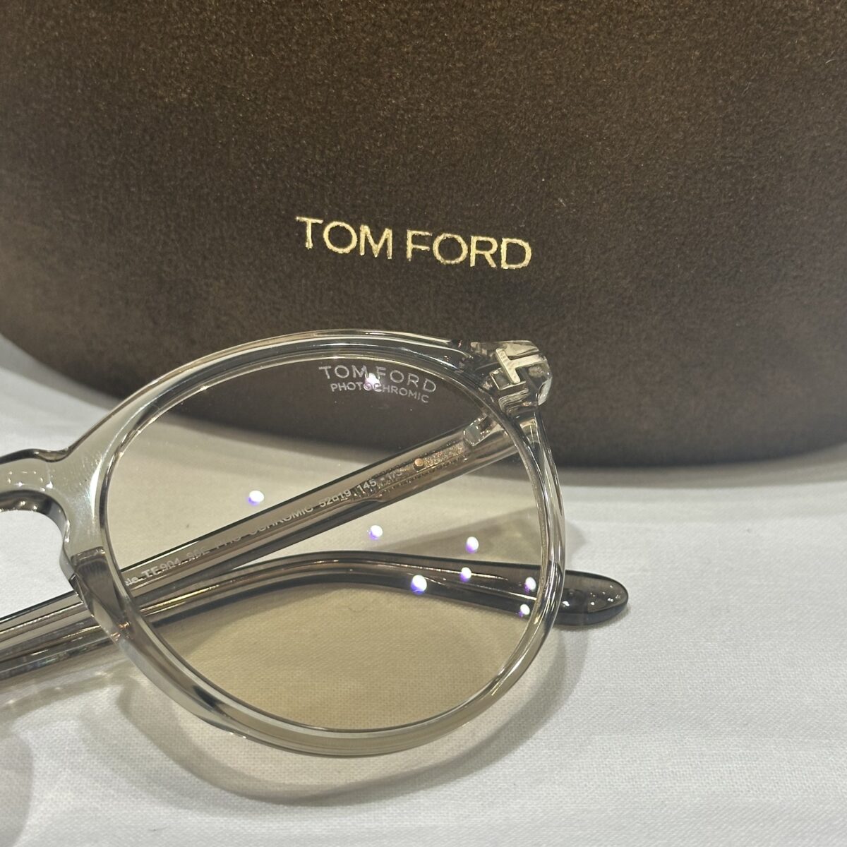 TOMFORD(トムフォード) 調光レンズ(薄ブラウン→グレー) TF0904-96Eのご紹介