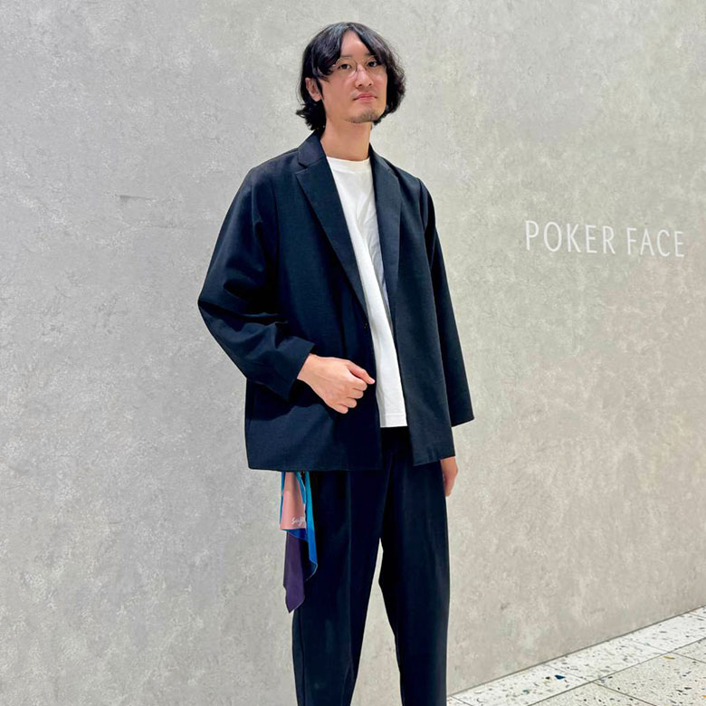 【POEKER FACE 35周年モデル】重たくなりがちな冬のコーディネートで、表情を引き立てるメタルフレーム。