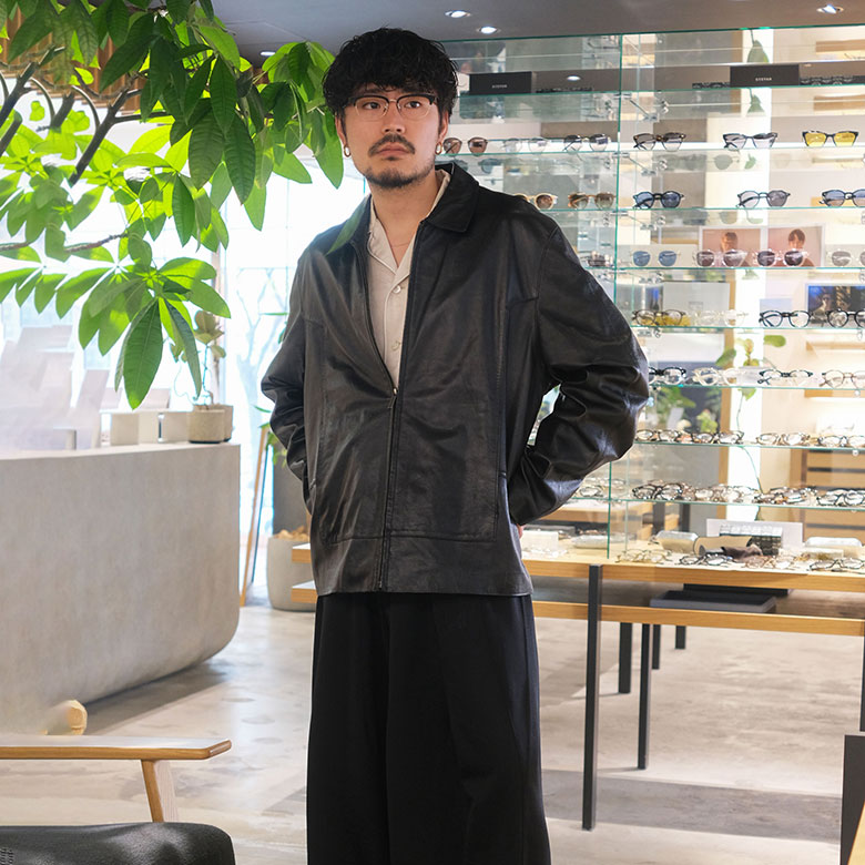 【POKER FACE 35周年モデル】レザージャケットに合わせた跳ね上げ式サーモントフレーム。