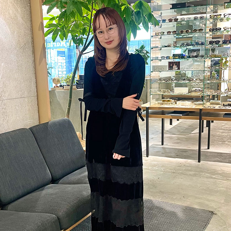 【POKER FACE35周年モデル】オールブラックコーデに合わせる、華やかだけどちゃんと馴染むメタルフレーム。