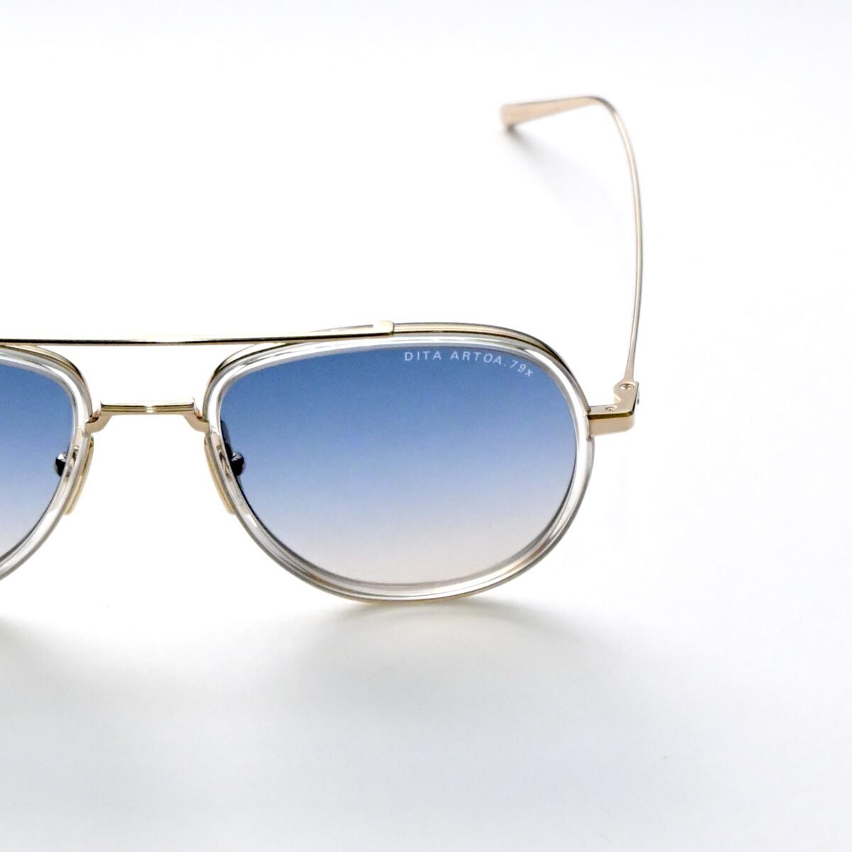 控え目でありながら、精巧な美しさ。サンライズを思わせるレンズカラーの妙。