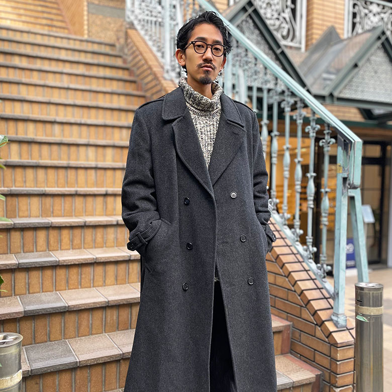 【POKER FACE35周年モデル】ボリュームのあるアウターに合わせたい抜け感あるメガネ。