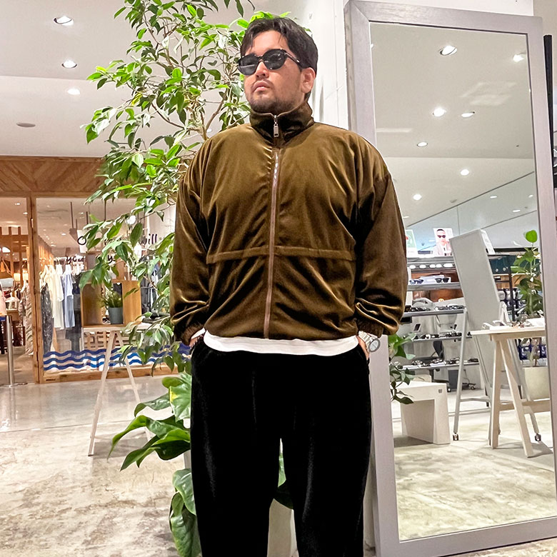 ラグジュアリーなオーバルを男臭く落とし込んだコーディネート。