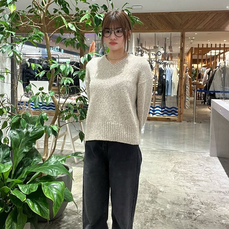 一見メンズライク、掛けると自然に馴染むデザインのアイウェア。