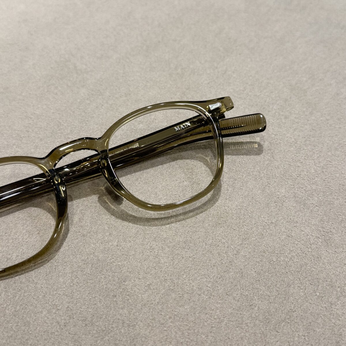 【MAIN】40年代のフレンチデザインを感じるモデル“Romme”