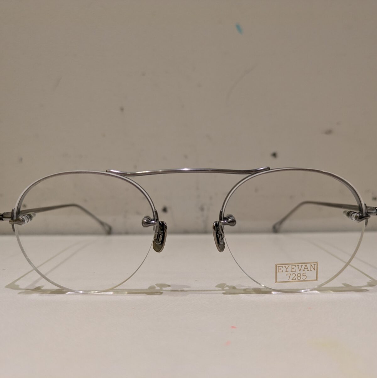 メガネをきれいにする。時間が過ぎる。