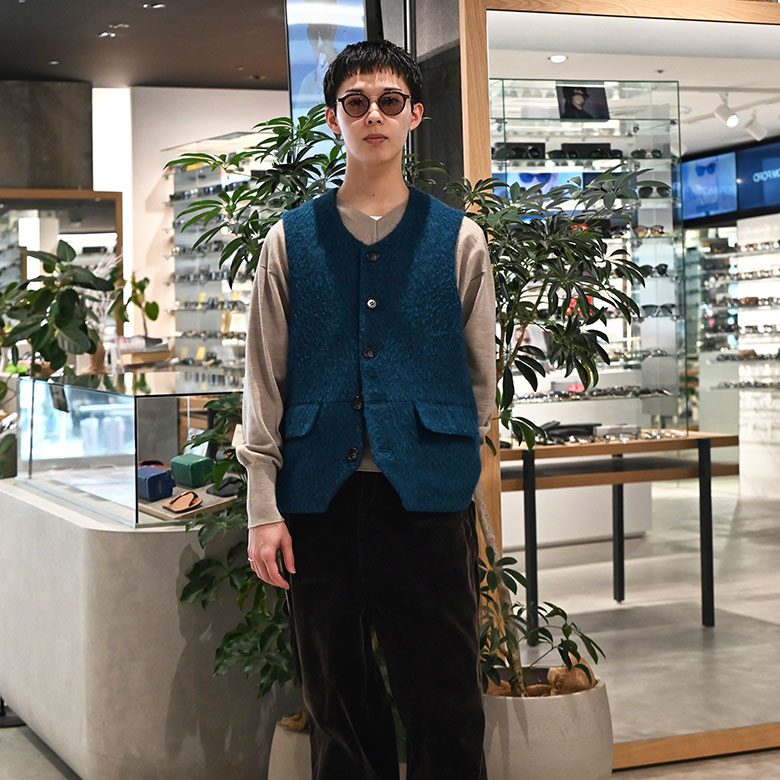 コーデに馴染んでくれるブラウンカラーのサングラス。