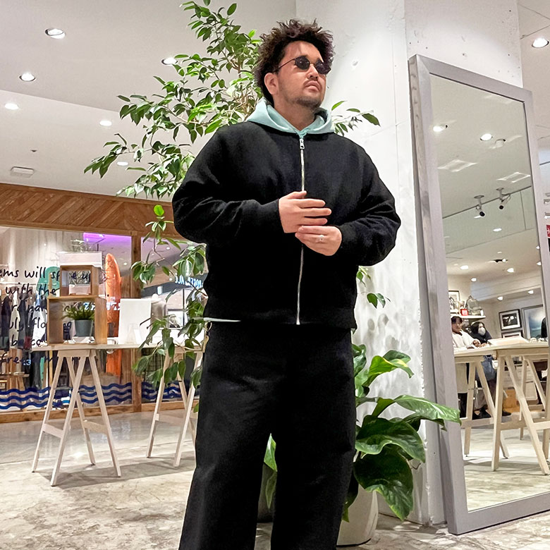 アイヴァンの個性派シェイプ「バレルシェイプ」をタウンユースに着こなす。