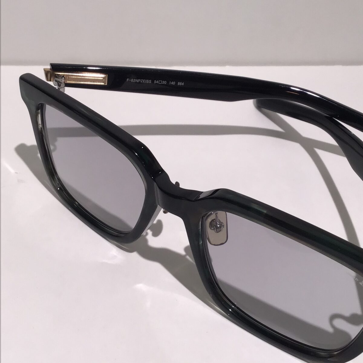 999.9【ZEISS調光レンズ入りフレーム】のご紹介！