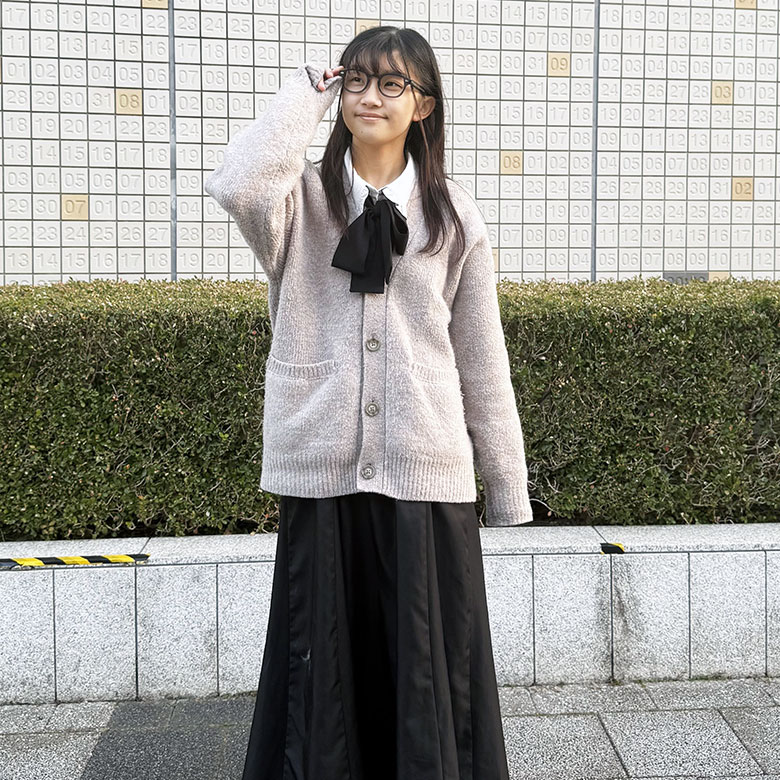 モノトーンに合わせた、肌なじみのよいグレーフレーム！