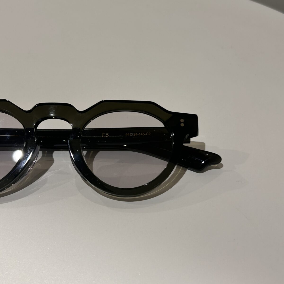 【few】F5 太くて、硬派なサングラスはいかが？