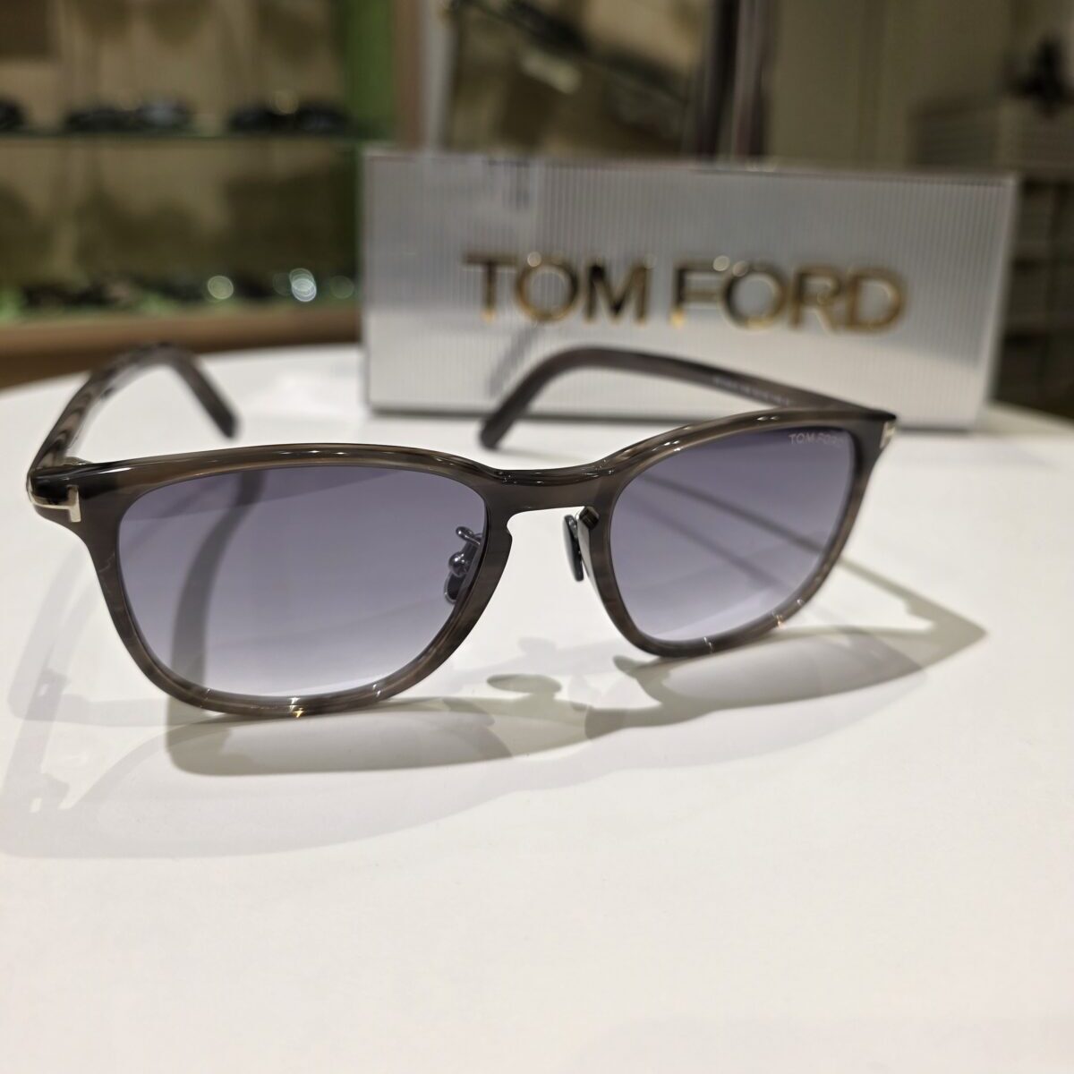 ユニセックスで楽しめる、TOMFORD サングラス