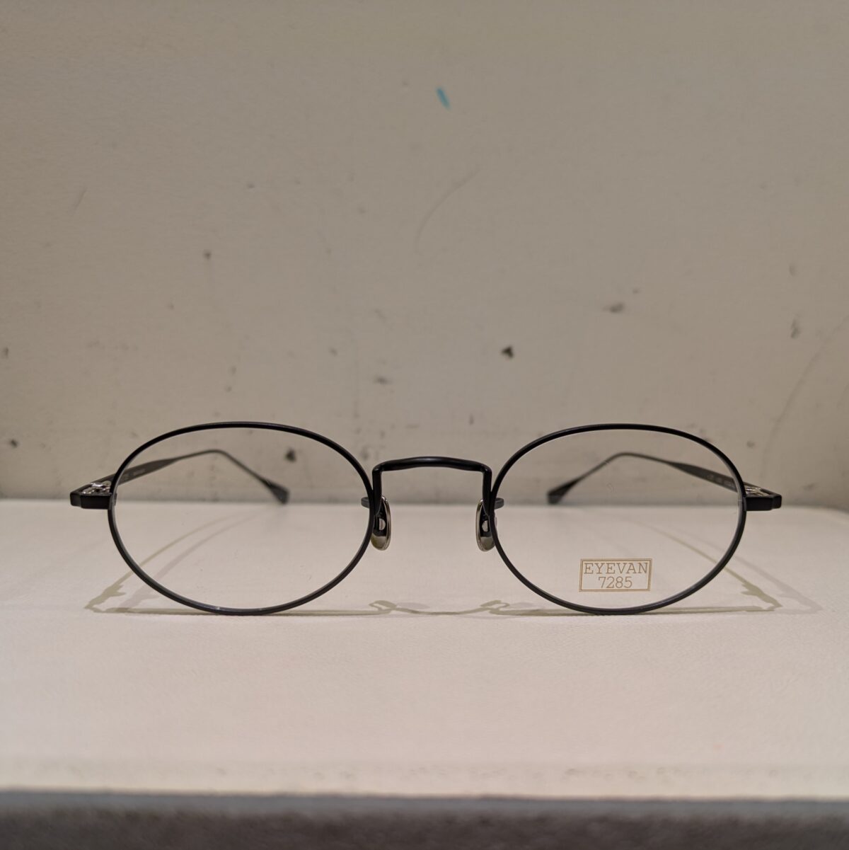 「流行り？僕はそんなのわからないですよ。」　メガネくいっ