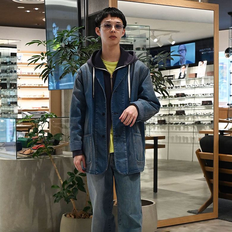 春のデニムコーデに映えるバレルシェイプサングラス。