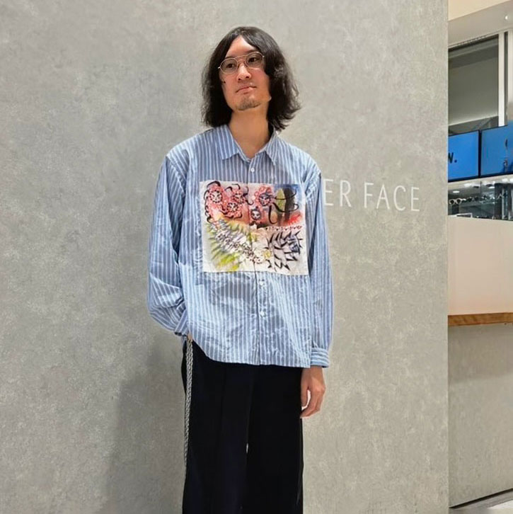 ダブルブリッジにツインカラーのレンズで春仕様の装いに。