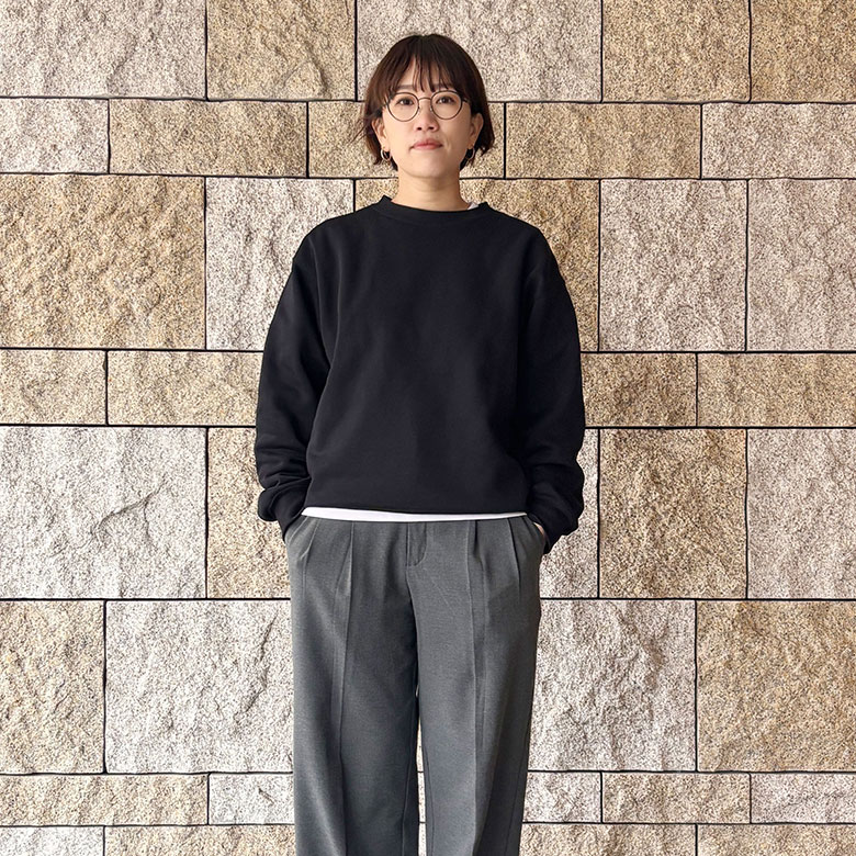 モノトーンに効かせる、マットブラックフレーム。