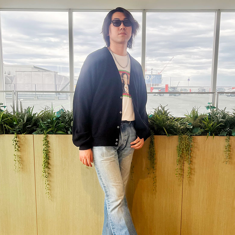 都会的かつストリートな空気感を纏わせるグリーンのサングラス。